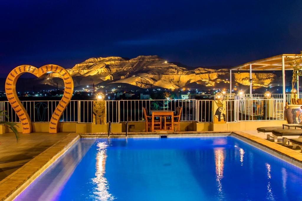 Bazén v ubytování Thebes Hotel nebo v jeho okolí