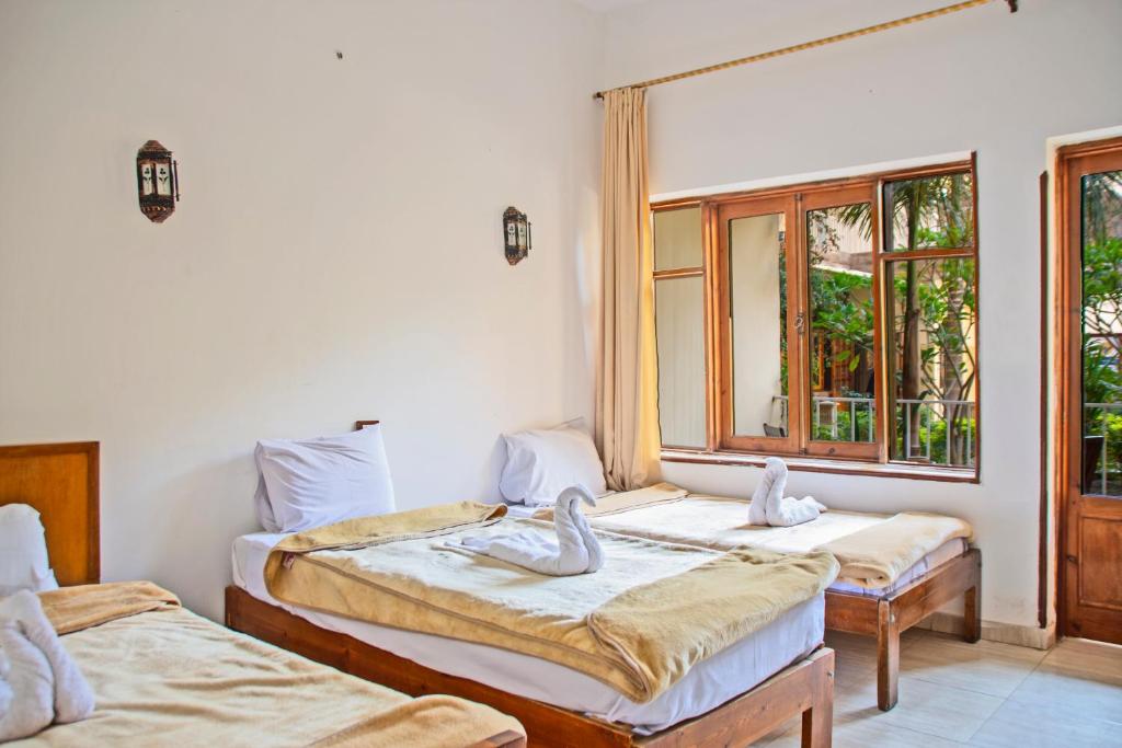 Postel nebo postele na pokoji v ubytování Thebes Hotel