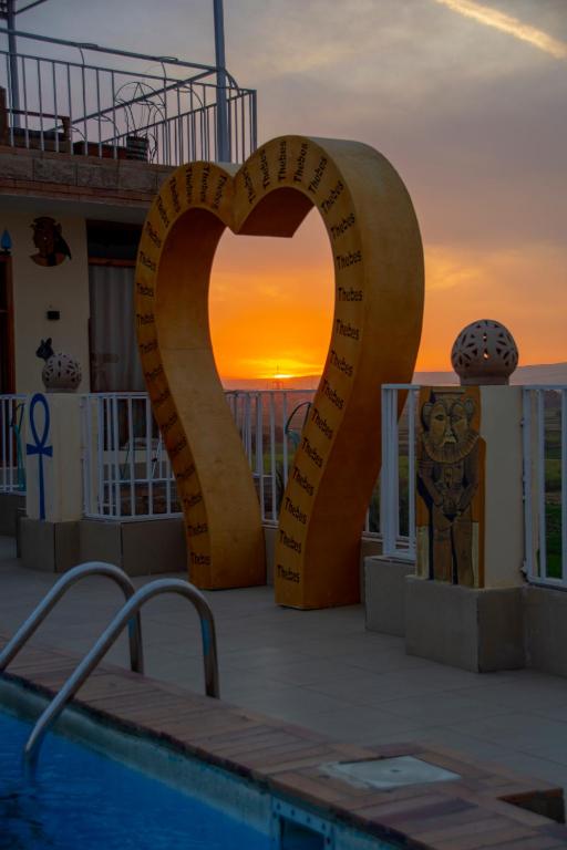 Bazén v ubytování Thebes Hotel nebo v jeho okolí