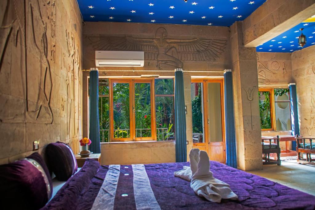 Postel nebo postele na pokoji v ubytování Thebes Hotel