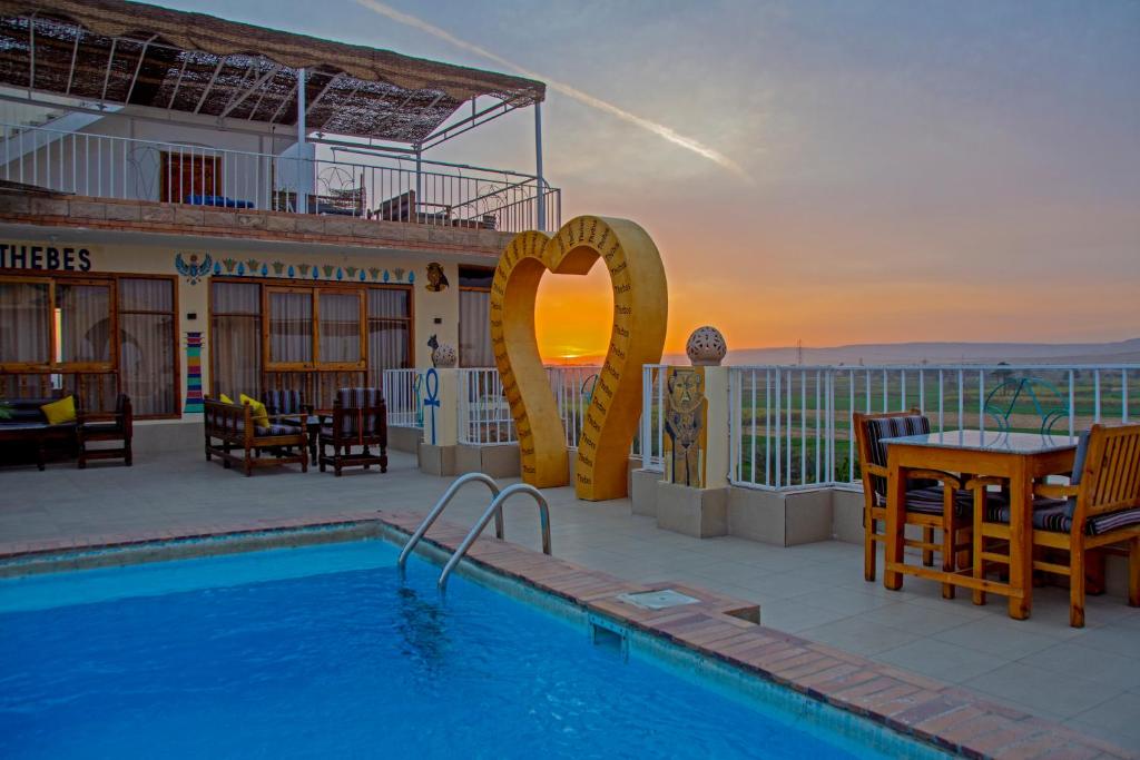 Bazén v ubytování Thebes Hotel nebo v jeho okolí