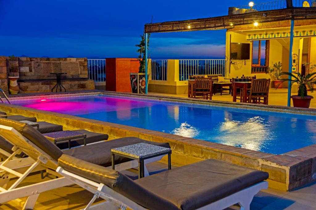 Bazén v ubytování Thebes Hotel nebo v jeho okolí