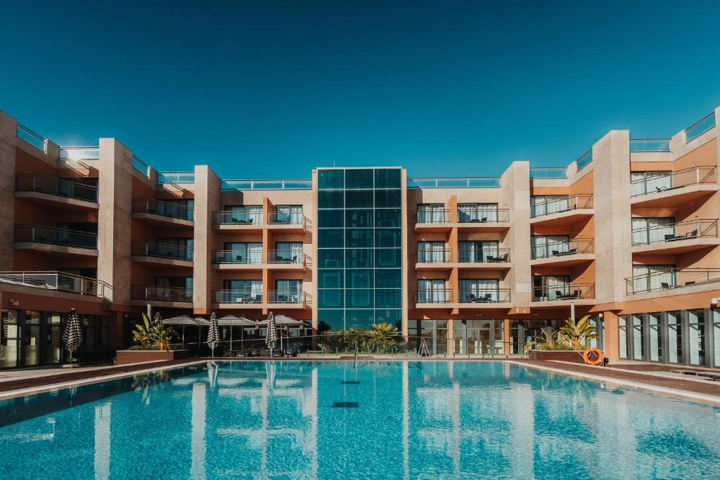 A piscina localizada em Real Marina Hotel & Spa ou nos arredores