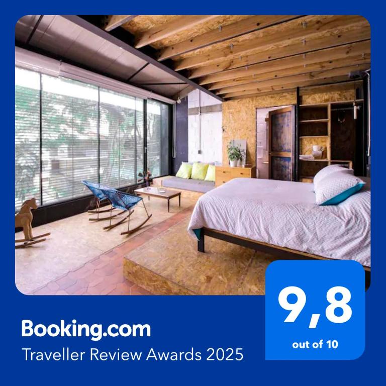 Un dormitorio con una cama y una ventana grande. en Santa Teresita Loft, en Cali