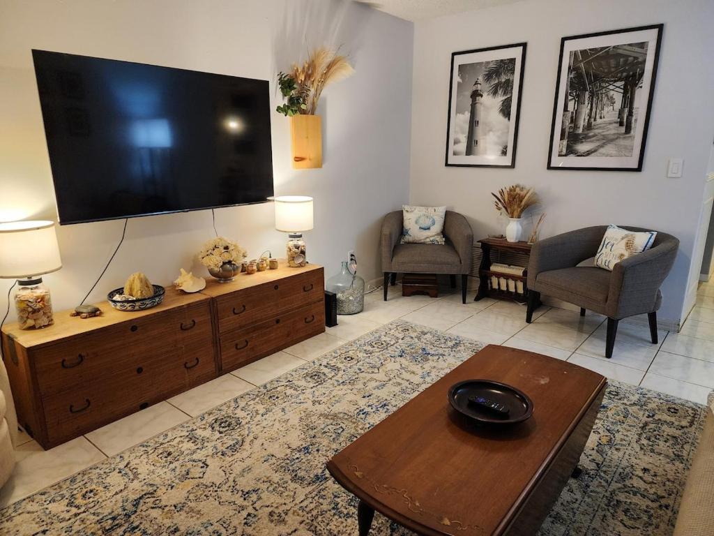 Televiisor ja/või meelelahutuskeskus majutusasutuses 3BR Oasis with Pool in Cocoa