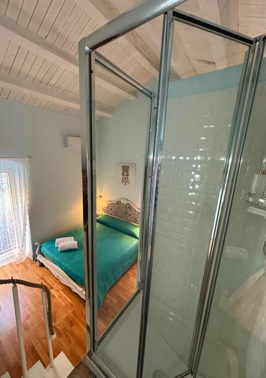 Habitación acristalada con cama en una habitación en Casa A Mori, en Noto