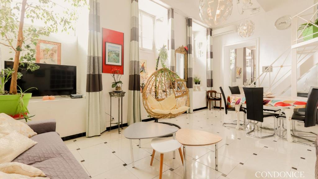 un salon avec un canapé, une table et des chaises dans l'établissement CondoNice, à Nice