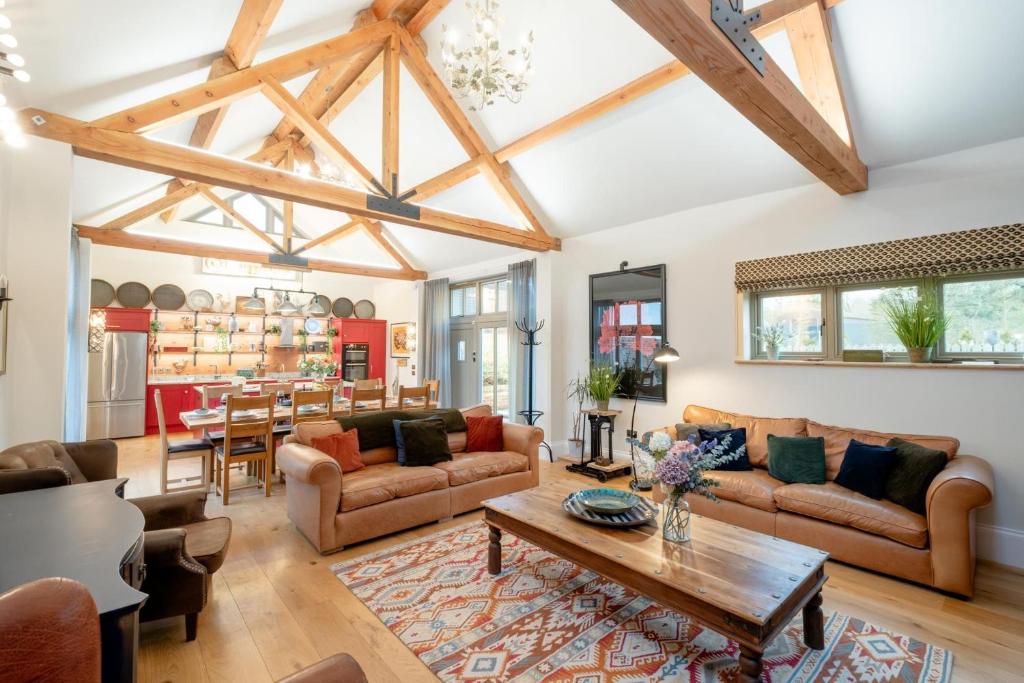 オールドバラにあるAlde Bay Farm - Barn Owl Sanctuaryのソファとテーブルのあるリビングルーム