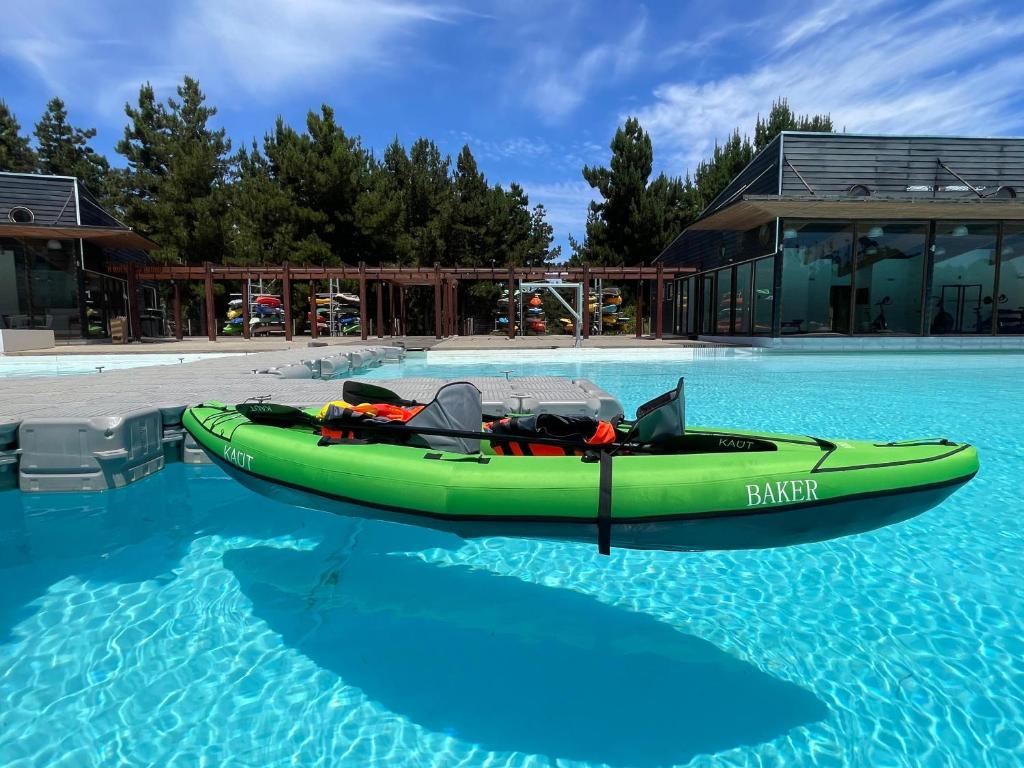 El mejor lugar - Laguna paradisíaca في لاس كروسيس: قارب أخضر في المسبح