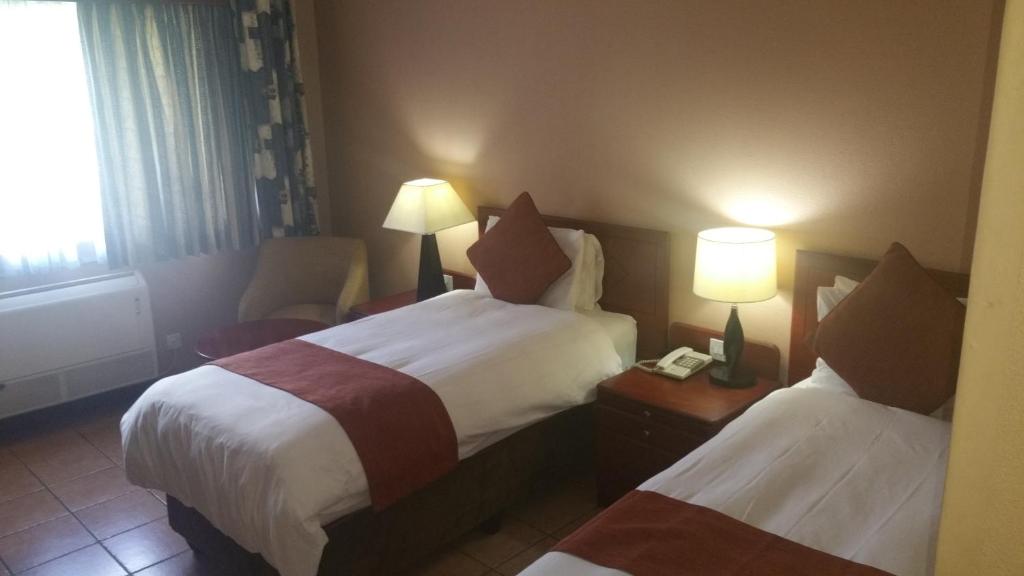 M'kango Golfview Hotel - Twin Room