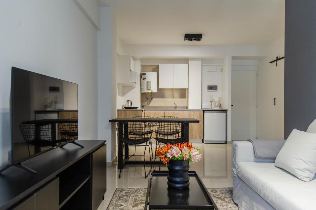 een woonkamer met een bank en een tafel bij Marfil Beautiful Apartment in Buenos Aires