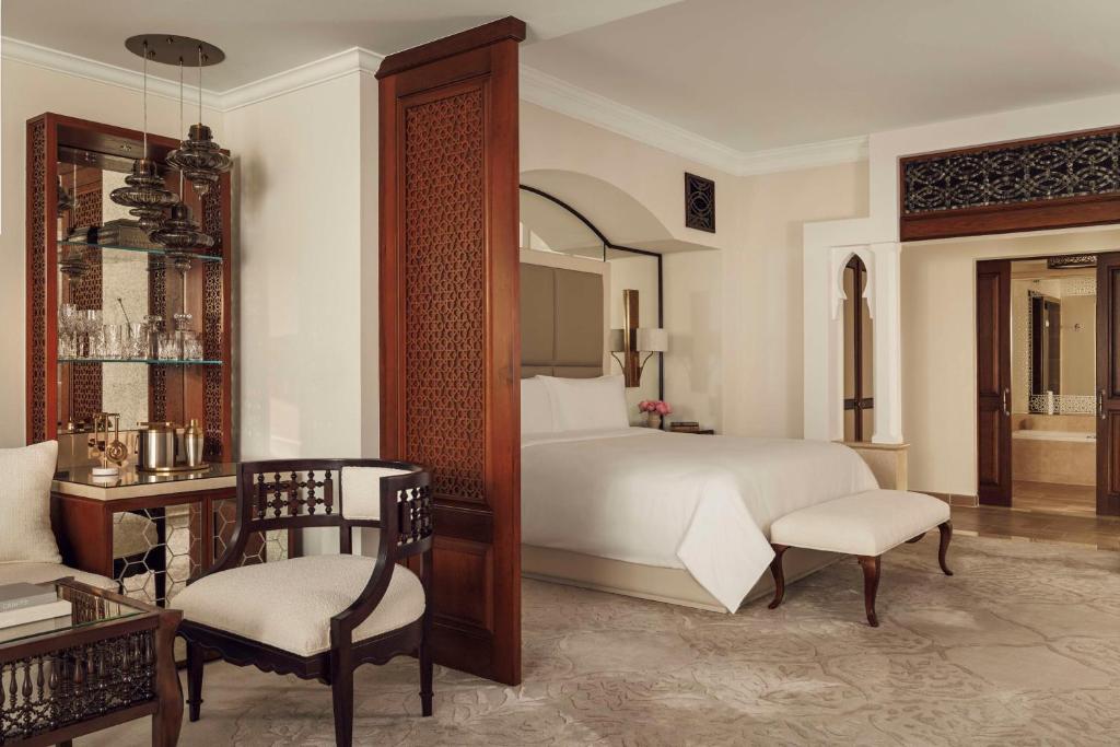 Postel nebo postele na pokoji v ubytování One&Only Royal Mirage Resort Dubai