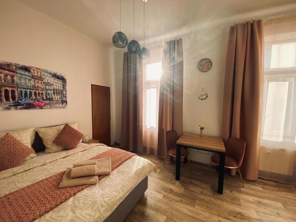 Postel nebo postele na pokoji v ubytování Kompletně vybavené studio u divadla - Wi-Fi zdarma