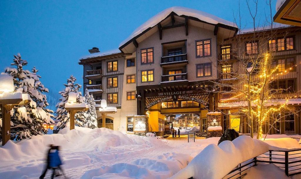ein Gebäude mit Schnee auf dem Boden davor in der Unterkunft Palisades Village ski in ski out Mountain Retreat in Olympic Valley