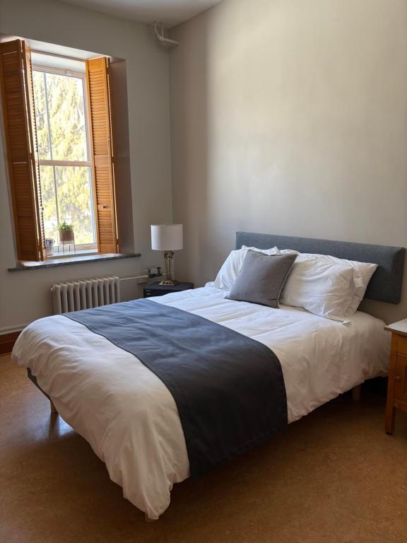 Een bed of bedden in een kamer bij Auberge de l'Abbaye d'Oka