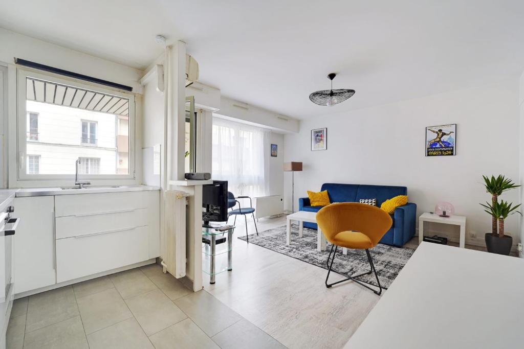 Il dispose d'une cuisine et d'un salon avec un évier et un canapé. dans l'établissement PANTHEON MOUFETARD - Cosy Apartment, à Paris