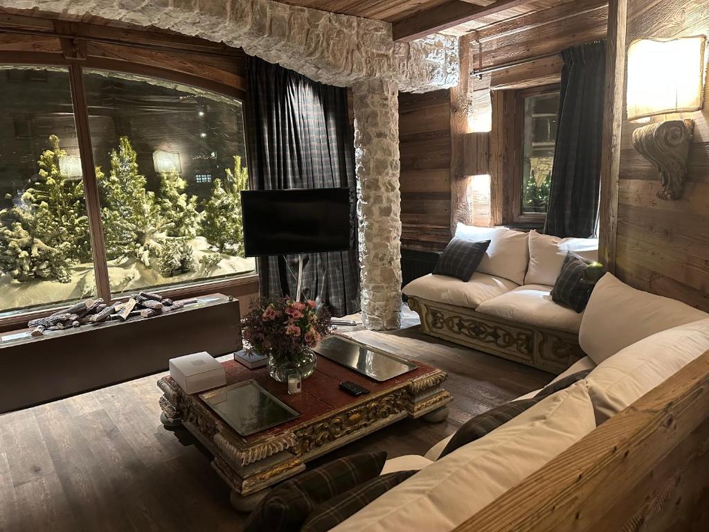 un salon avec un canapé et une table dans l'établissement les 2 ours, à Val dʼIsère
