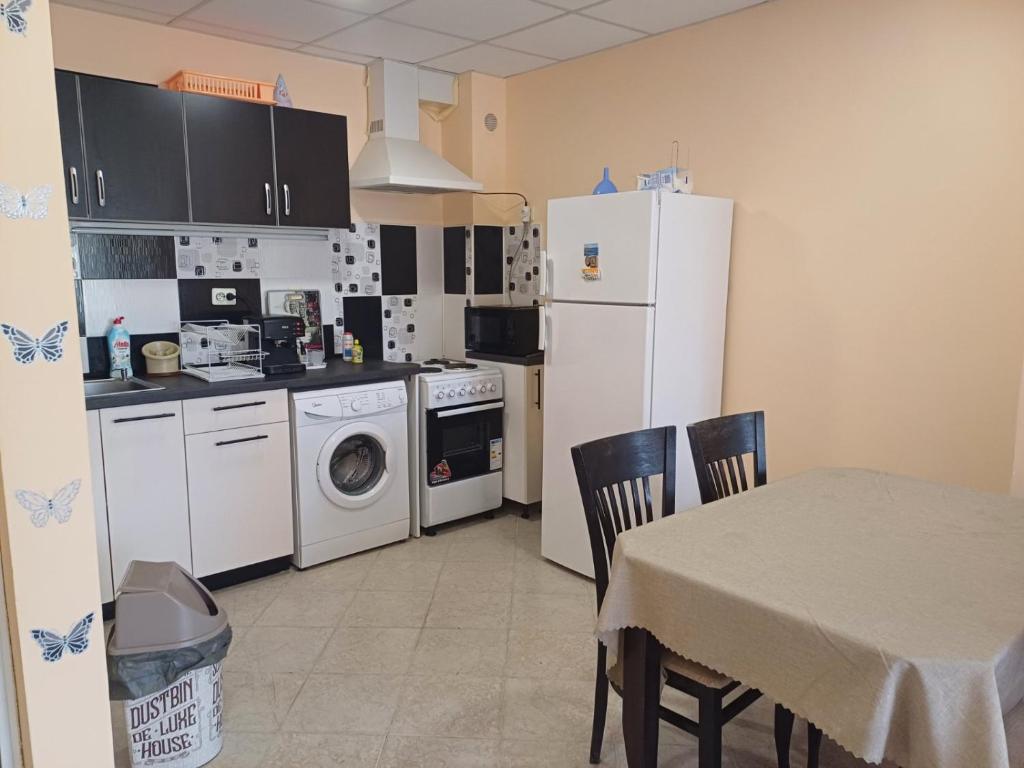 Kuchyň nebo kuchyňský kout v ubytování Renta BG Apartments in Tsarevo