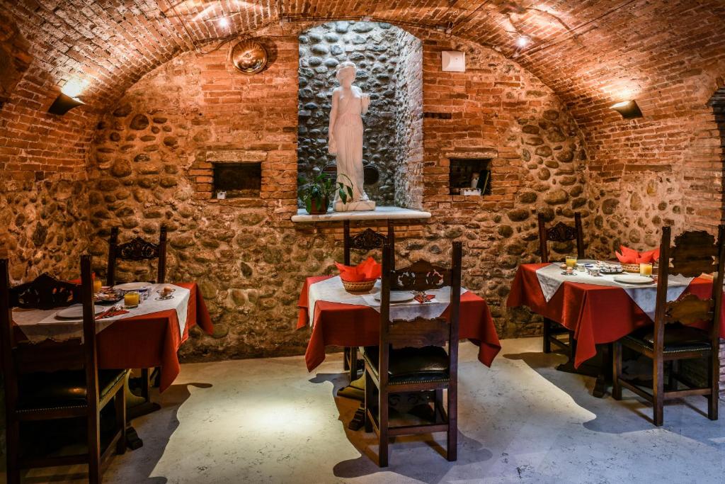 A restaurant or other place to eat at Residence ANTICO SAN ZENO centro storico