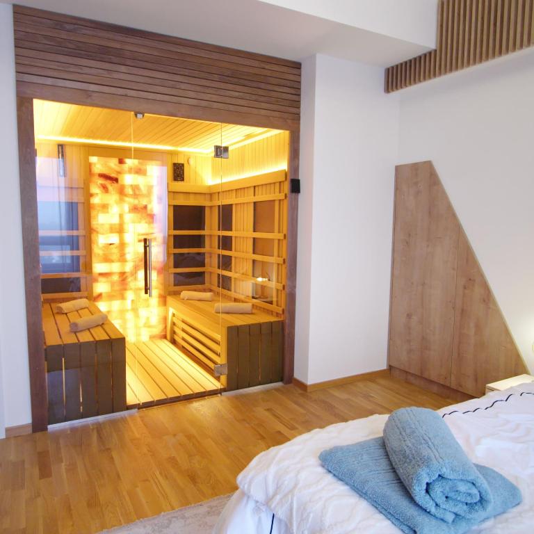 una camera con letto e un bagno con vasca di Relax sauna apartman a Divčibare
