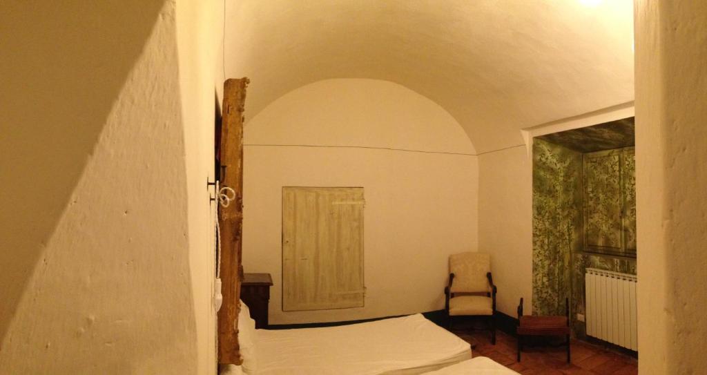 Castello Sannazzaro B&B - Double Room With Shared Bathroom