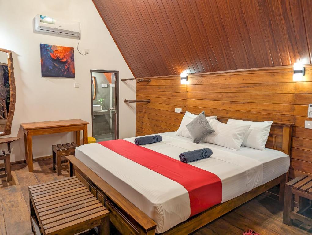 Postel nebo postele na pokoji v ubytování Wooden Cabana Sigiriya