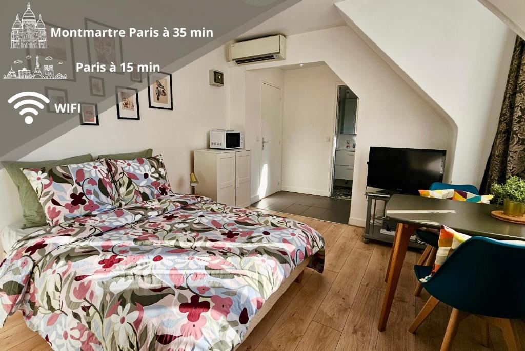 une chambre avec un lit, une table et un bureau dans l'établissement Studio Lavande - 15min Paris RER E, cosy, à Noisy-le-Sec