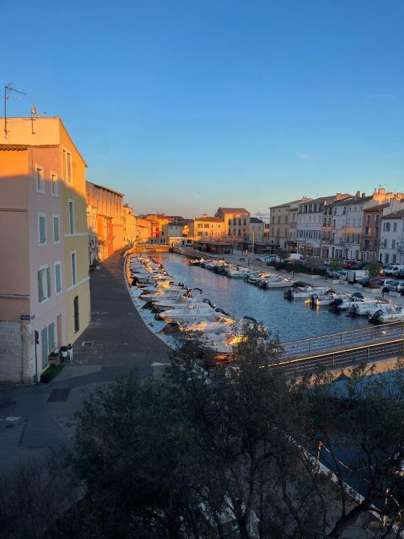 une vue d'un port avec des bateaux dans l'eau dans l'établissement Studio dans un immeuble historique, à Martigues