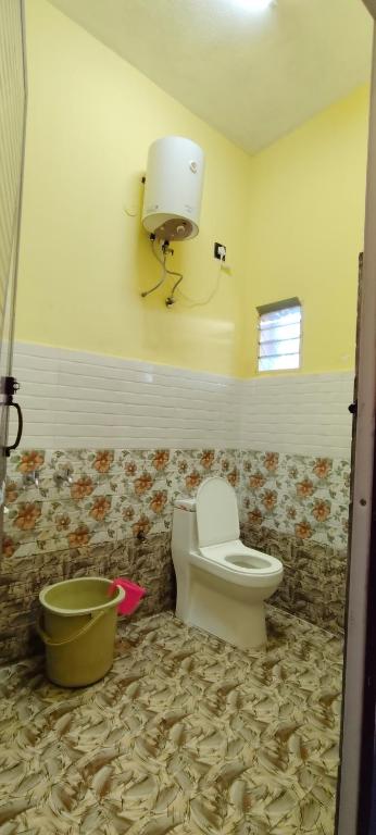bagno con servizi igienici e serbatoio d'acqua di Saptami Holidays a Kodaikānāl