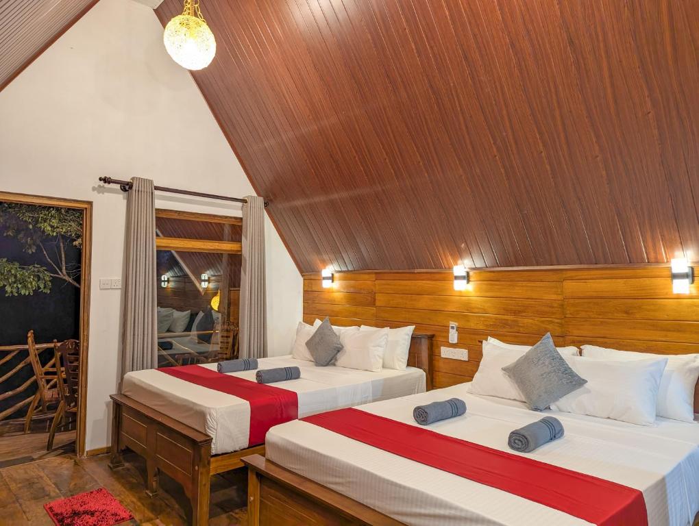 Postel nebo postele na pokoji v ubytování Wooden Cabana Sigiriya
