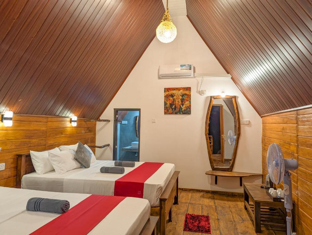Postel nebo postele na pokoji v ubytování Wooden Cabana Sigiriya