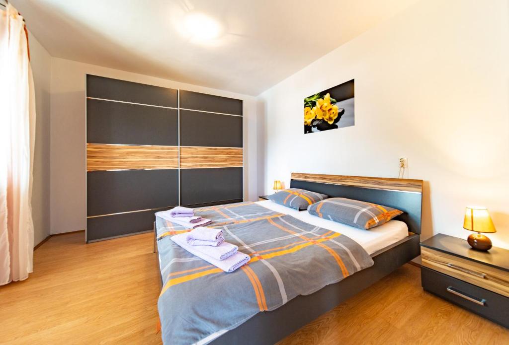 Posteľ alebo postele v izbe v ubytovaní Apartments Lores