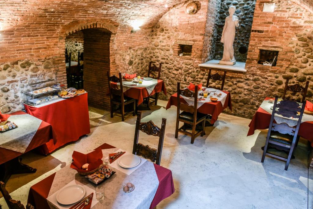 A restaurant or other place to eat at Residence ANTICO SAN ZENO centro storico