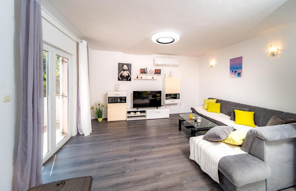Televízia a/alebo spoločenská miestnosť v ubytovaní Apartments Lores