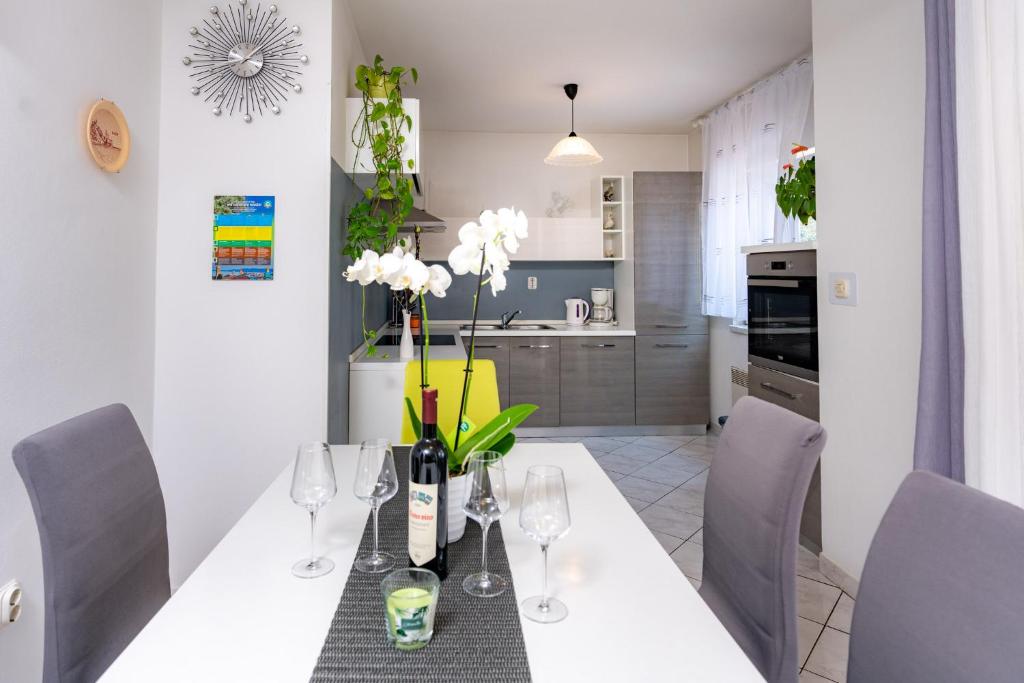 Kuchyňa alebo kuchynka v ubytovaní Apartments Lores
