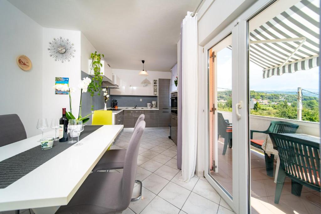 Kuchyňa alebo kuchynka v ubytovaní Apartments Lores