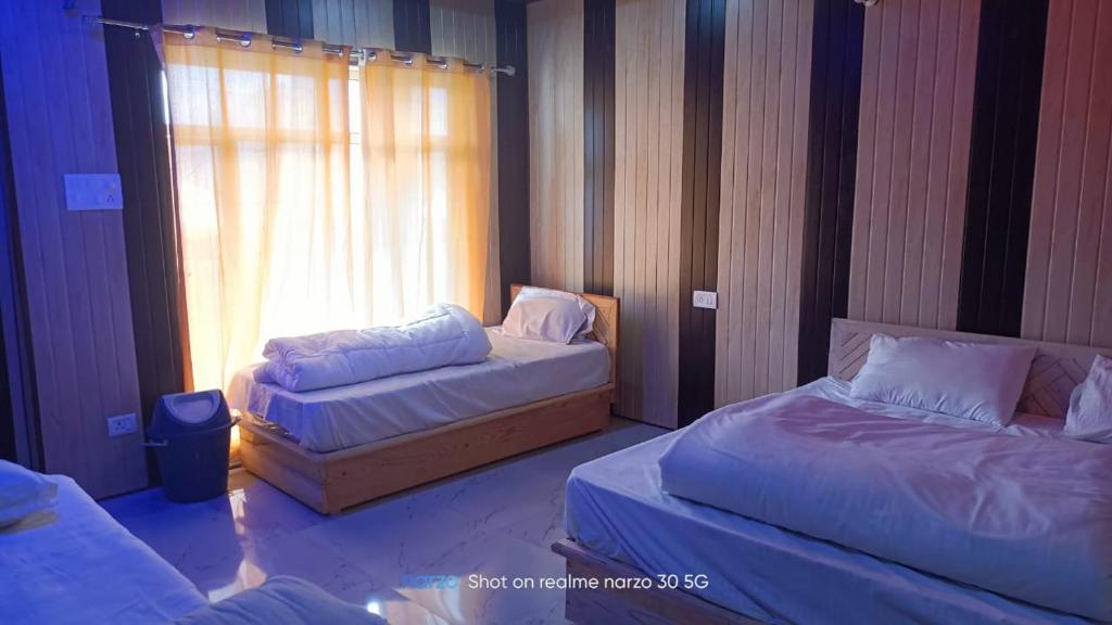 Postel nebo postele na pokoji v ubytování Chaukhamba view Resort