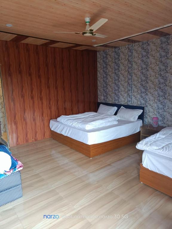 Postel nebo postele na pokoji v ubytování Chaukhamba view Resort