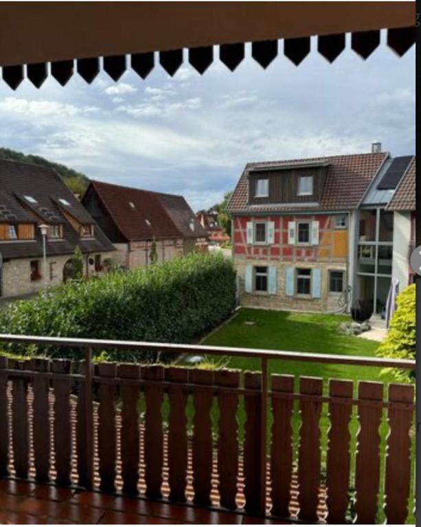 einen Balkon mit Blick auf ein Haus in der Unterkunft Zum Griechen Restaurant und Pension in Forchtenberg