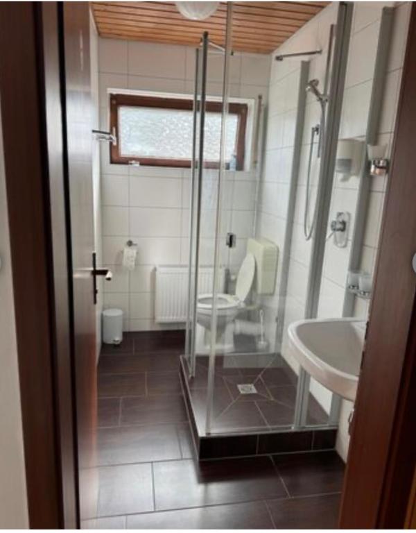 Ein Badezimmer in der Unterkunft Zum Griechen Restaurant und Pension
