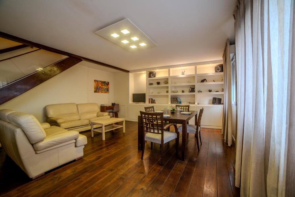 un salon avec une table, des chaises et un canapé dans l'établissement Superbe Duplex Cosy Parking Hypercentre, à Villeurbanne