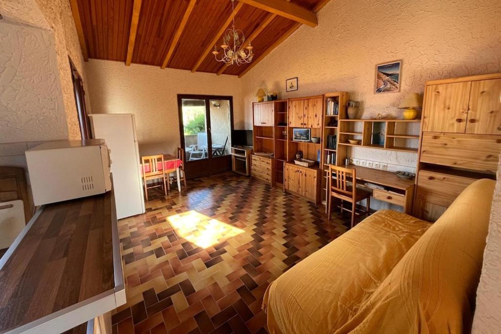 a bedroom with a bed and a desk in a room at Appartement en bord de mer Marine de Sant-Ambrogio in Lumio