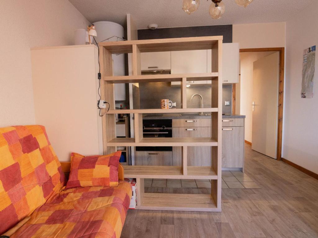 un salon avec un canapé et une cuisine dans l'établissement Charmant Appartement à Autrans - 4 pers, 32m², près du centre et des pistes de ski - FR-1-737-25, à Autrans
