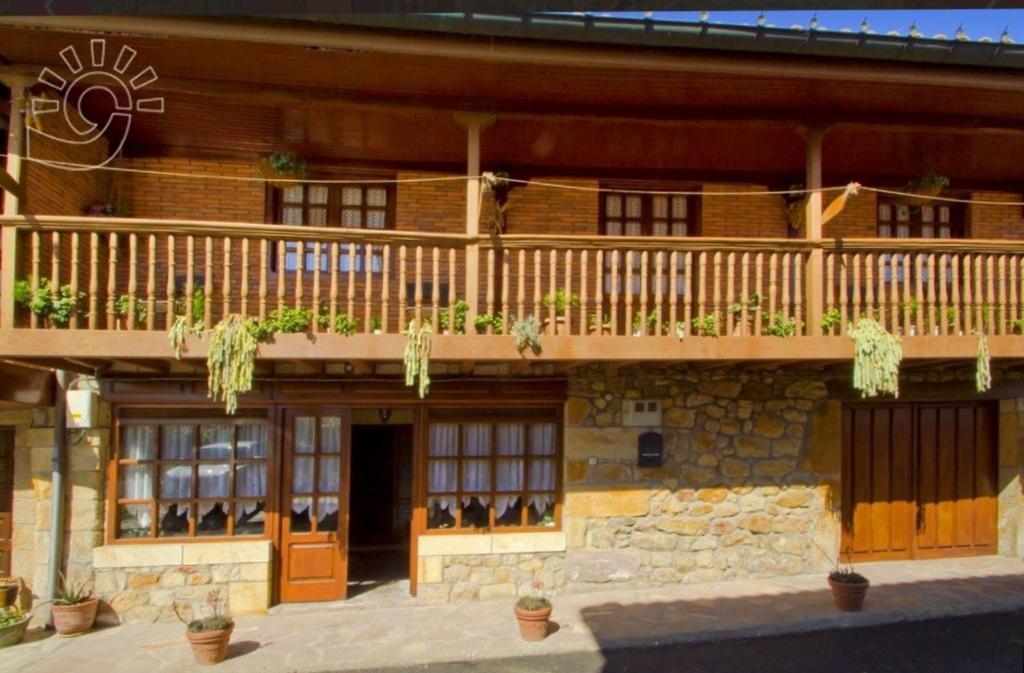 ein Gebäude mit einem Balkon mit Pflanzen in der Unterkunft Vivienda Quintana in La Cueva