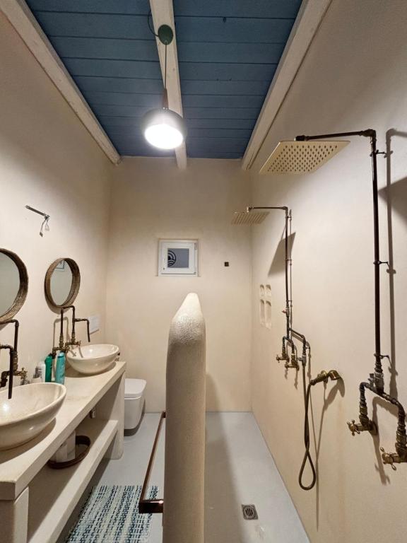 a bathroom with two sinks and a shower at Casa Mediterranea Jacuzzi riscaldata con Caminetto in Specchiolla