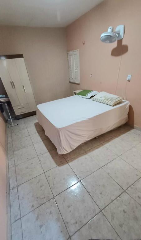a bedroom with a large white bed in a room at Casa temporada, férias e final de semana in Viçosa do Ceará