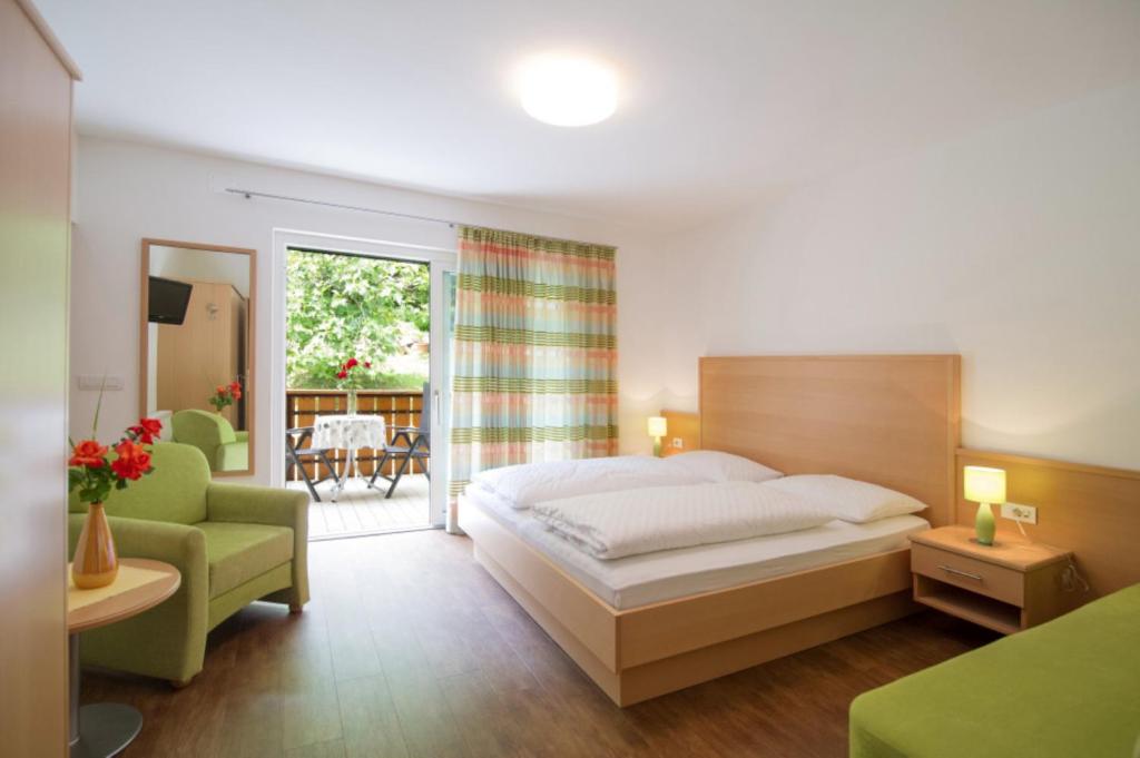 Postel nebo postele na pokoji v ubytování Hotel Römerrast
