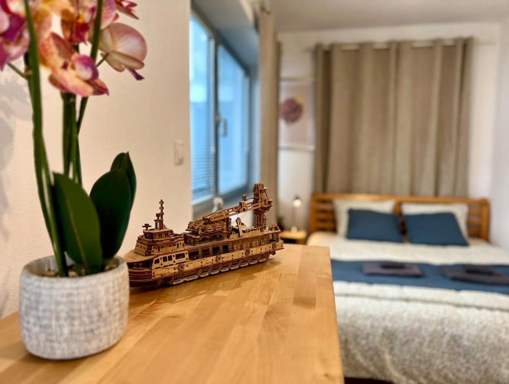 A bed or beds in a room at ADM Peaceful Apartment in City Center- Wifi, Coffee, AC