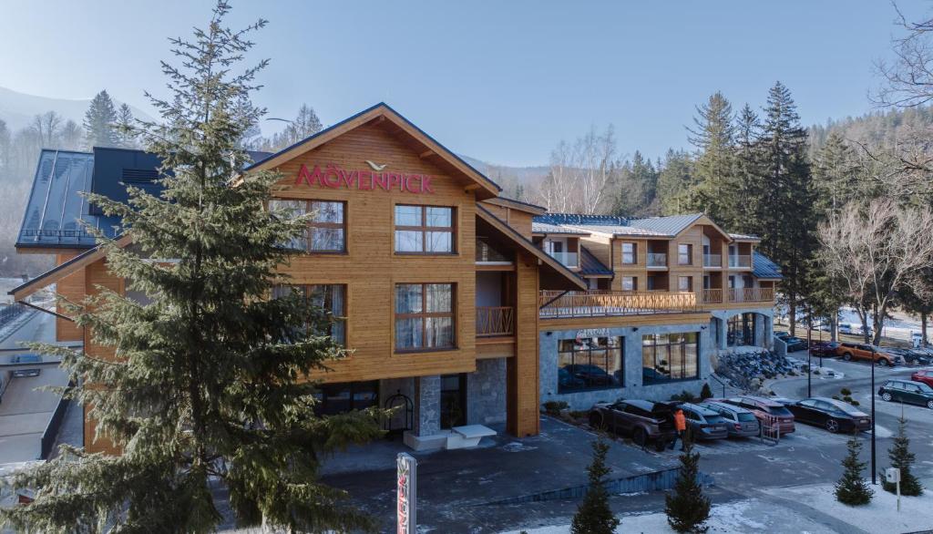 Nespecifikovaný výhled na hory nebo výhled na hory při pohledu z hotelu