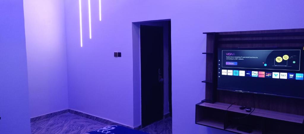 TV a/nebo společenská místnost v ubytování Daprem Luxury Self Contained Apartments